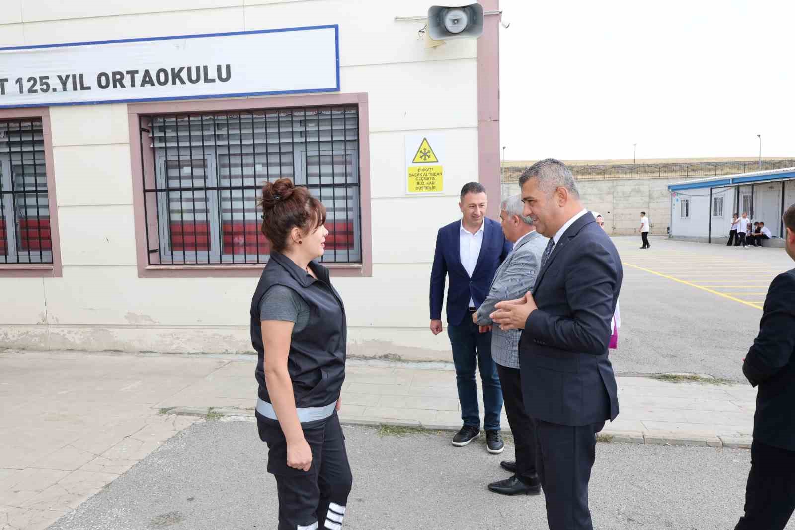 Okul bahçe görevlileri görev başında