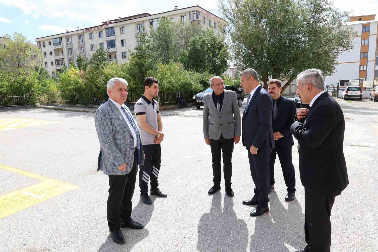 Okul bahçe görevlileri görev başında