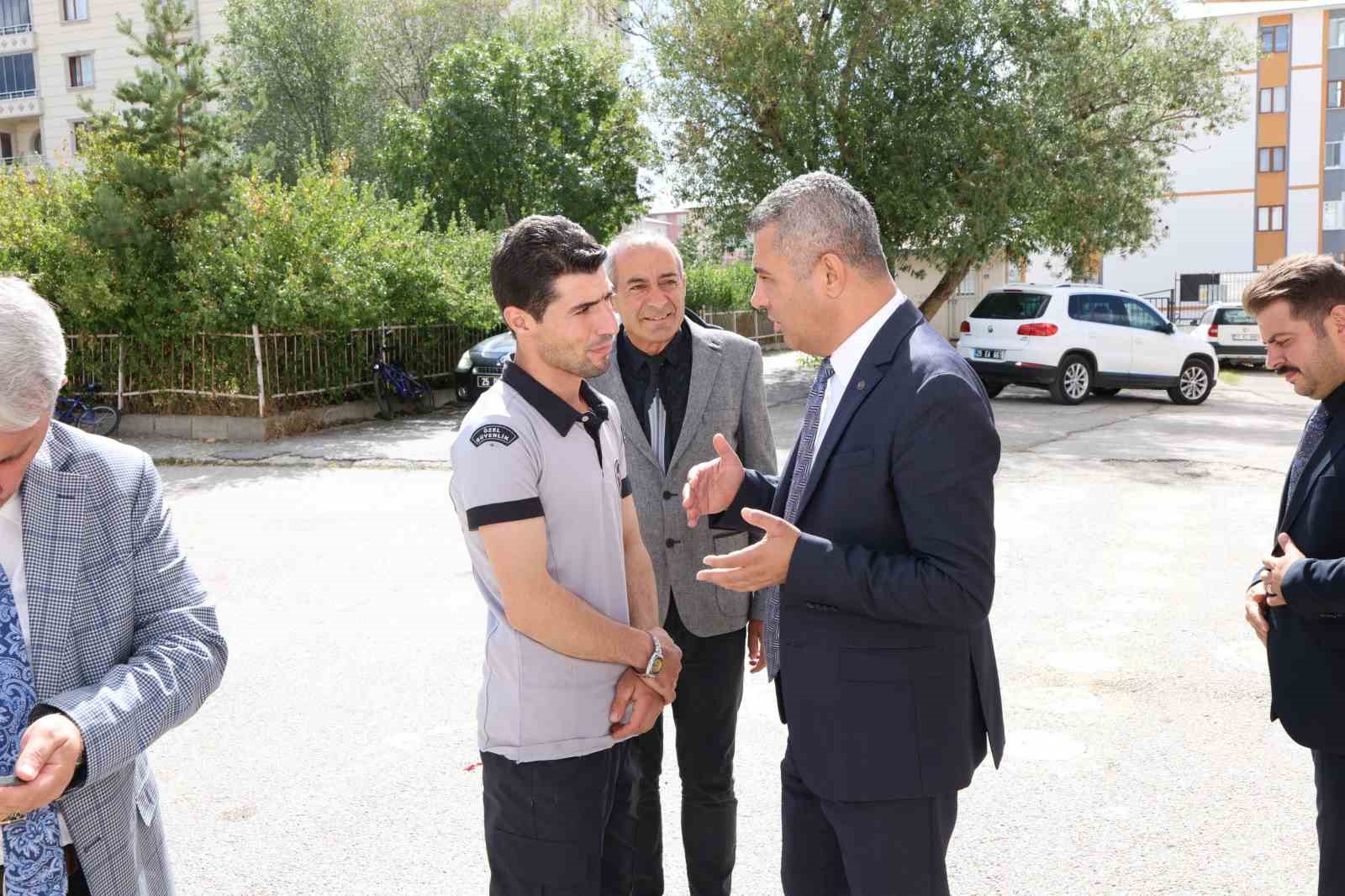 Okul bahçe görevlileri görev başında