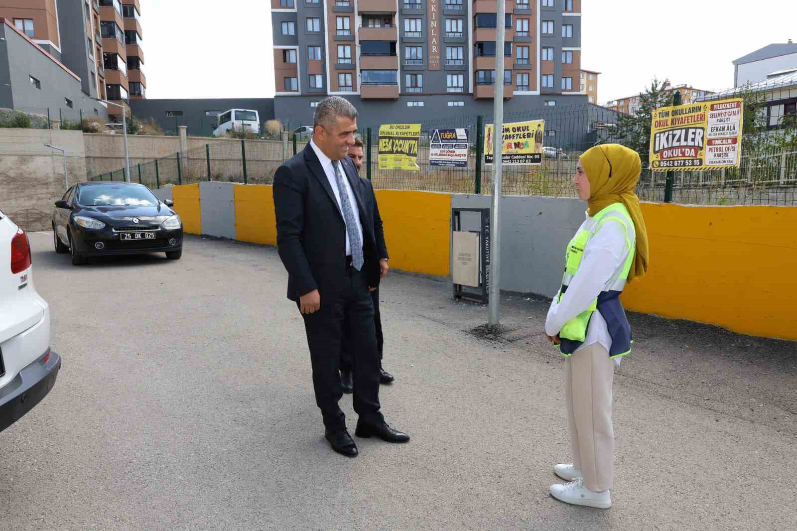 Okul bahçe görevlileri görev başında