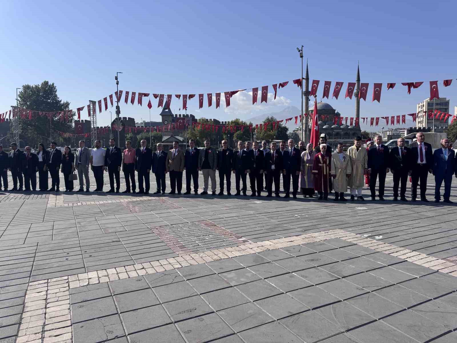 Kayseri’de ahilik kutlamaları çelenk sunma töreni ile başladı