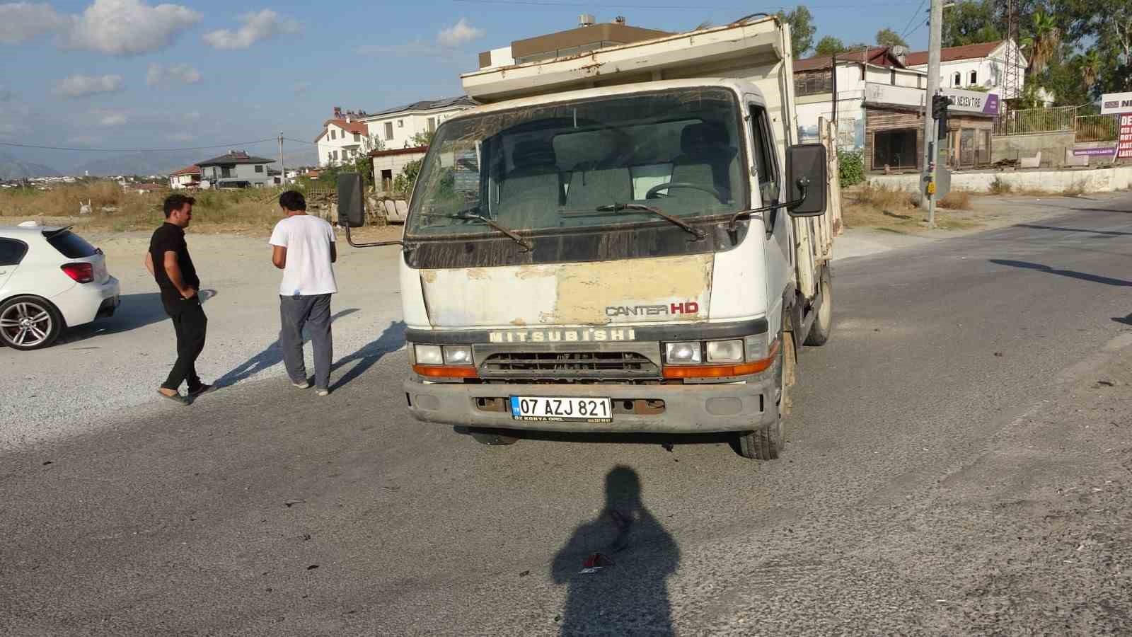 Antalya’da kamyonet ile otomobil çarpıştı