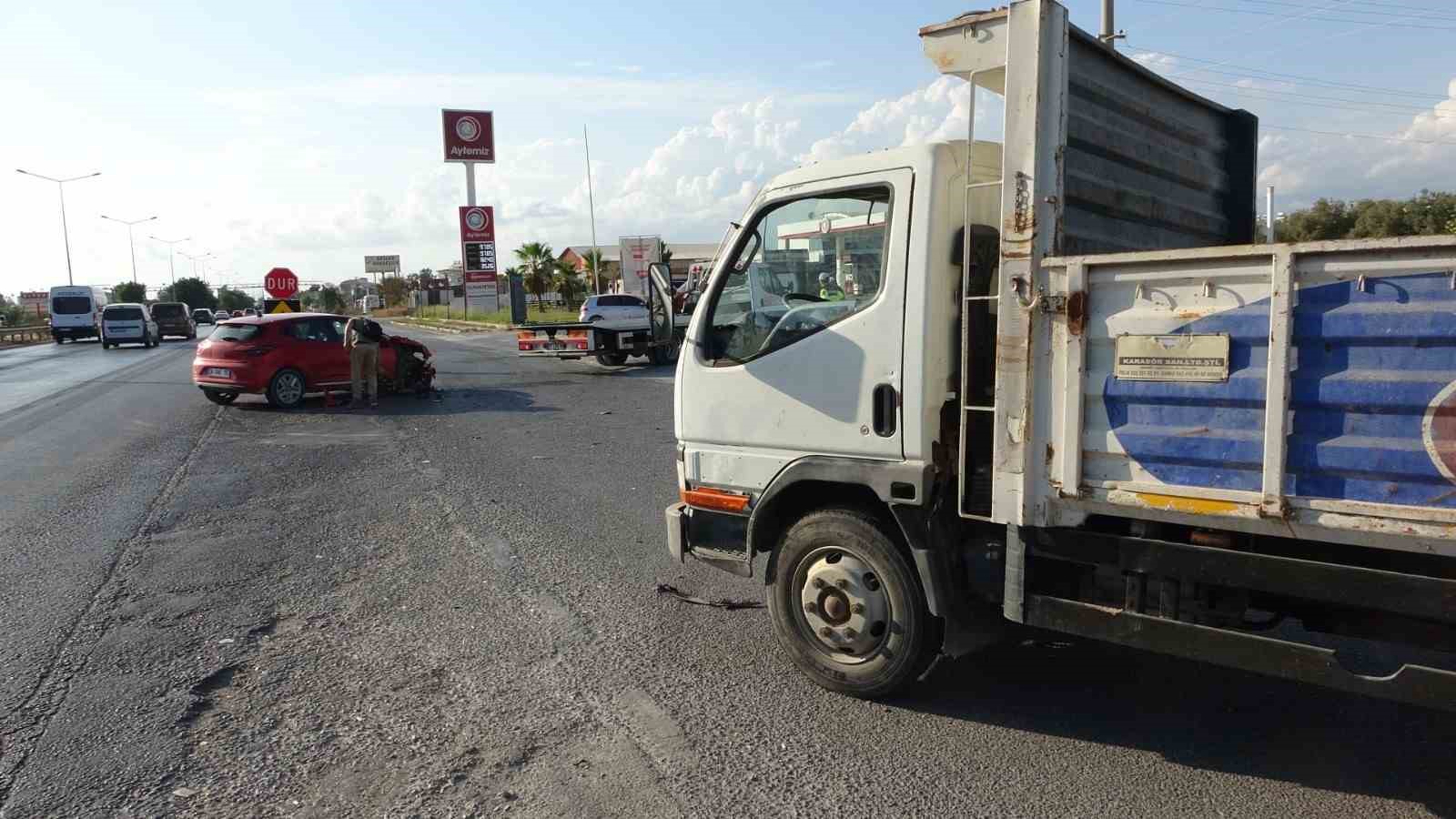 Antalya’da kamyonet ile otomobil çarpıştı