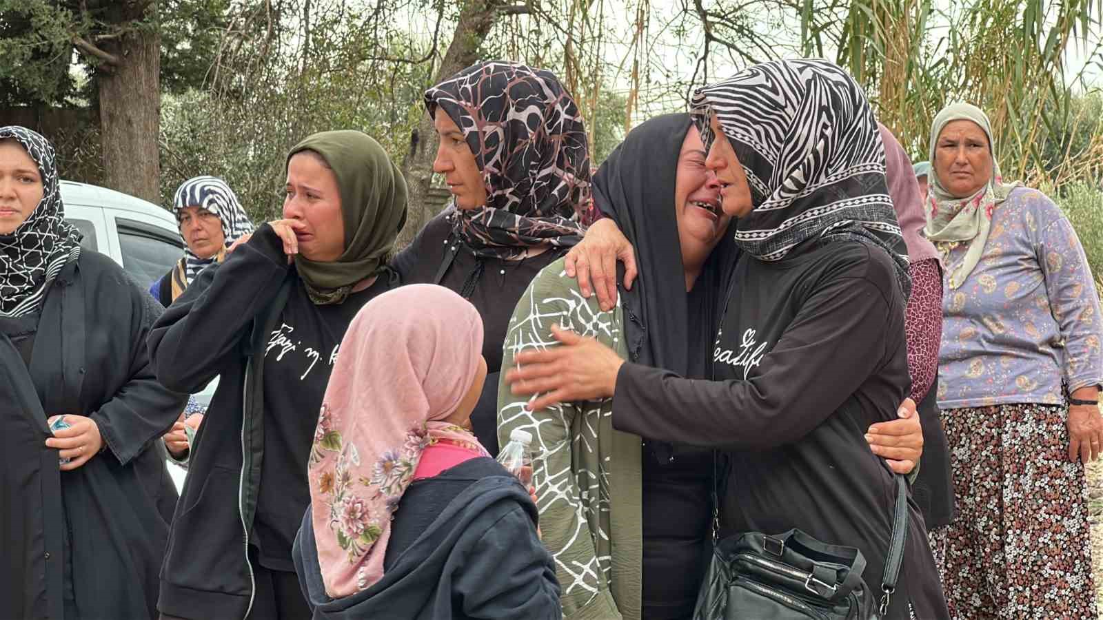 Antalya aile faciasında hayatını kaybedenler yan yana defnedildi, cenazede gözyaşları sel oldu