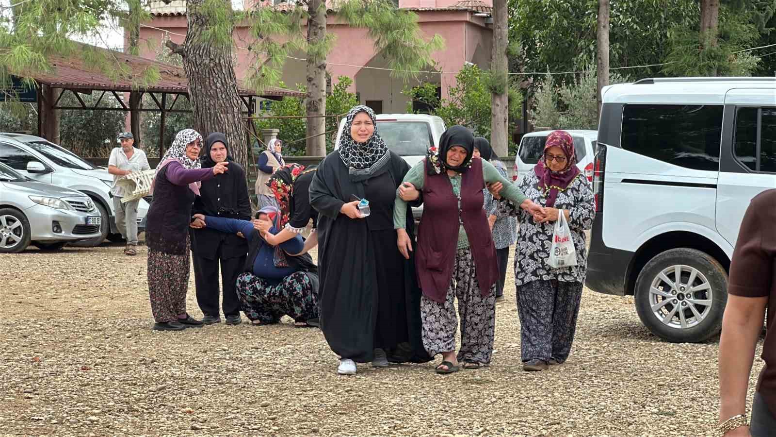 Antalya aile faciasında hayatını kaybedenler yan yana defnedildi, cenazede gözyaşları sel oldu