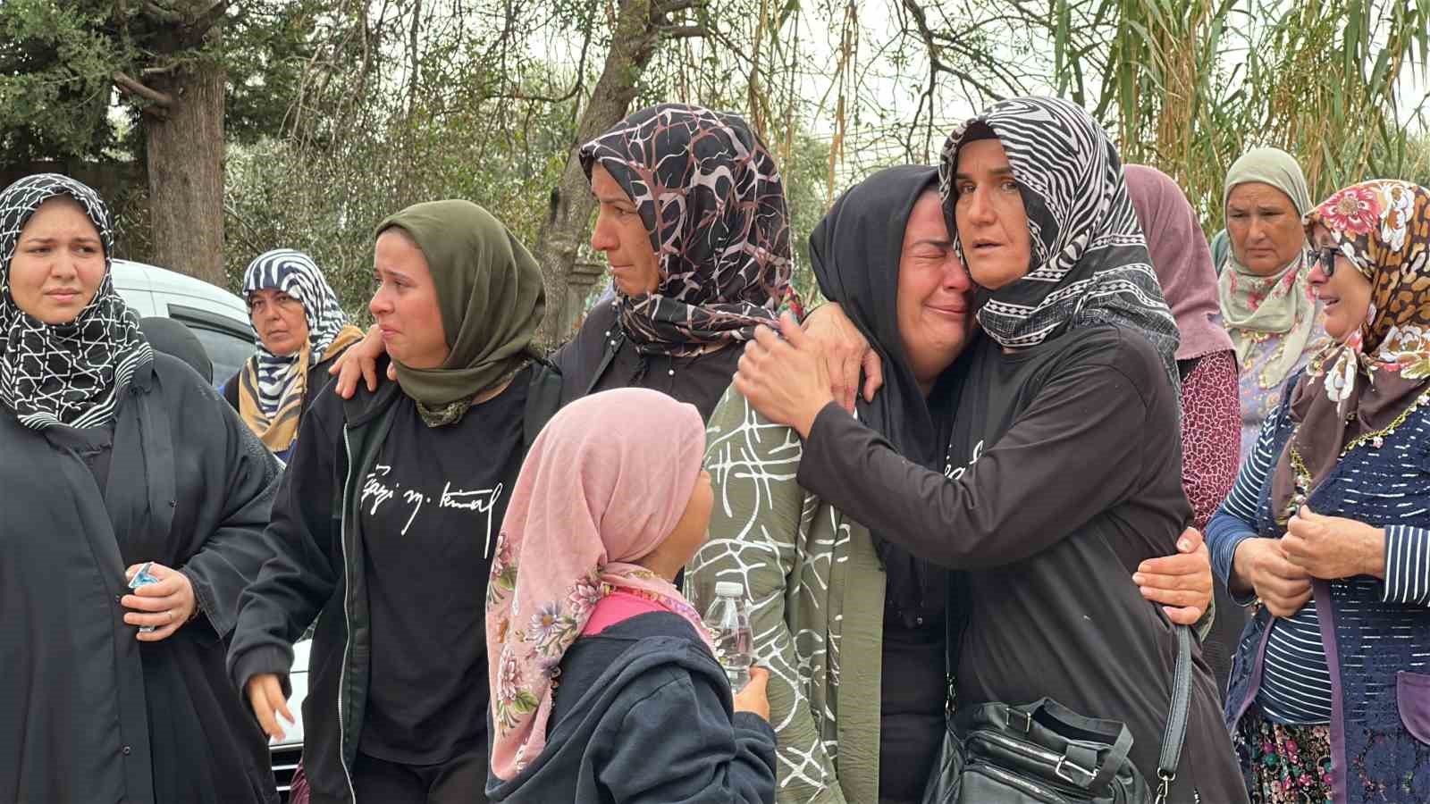 Antalya aile faciasında hayatını kaybedenler yan yana defnedildi, cenazede gözyaşları sel oldu