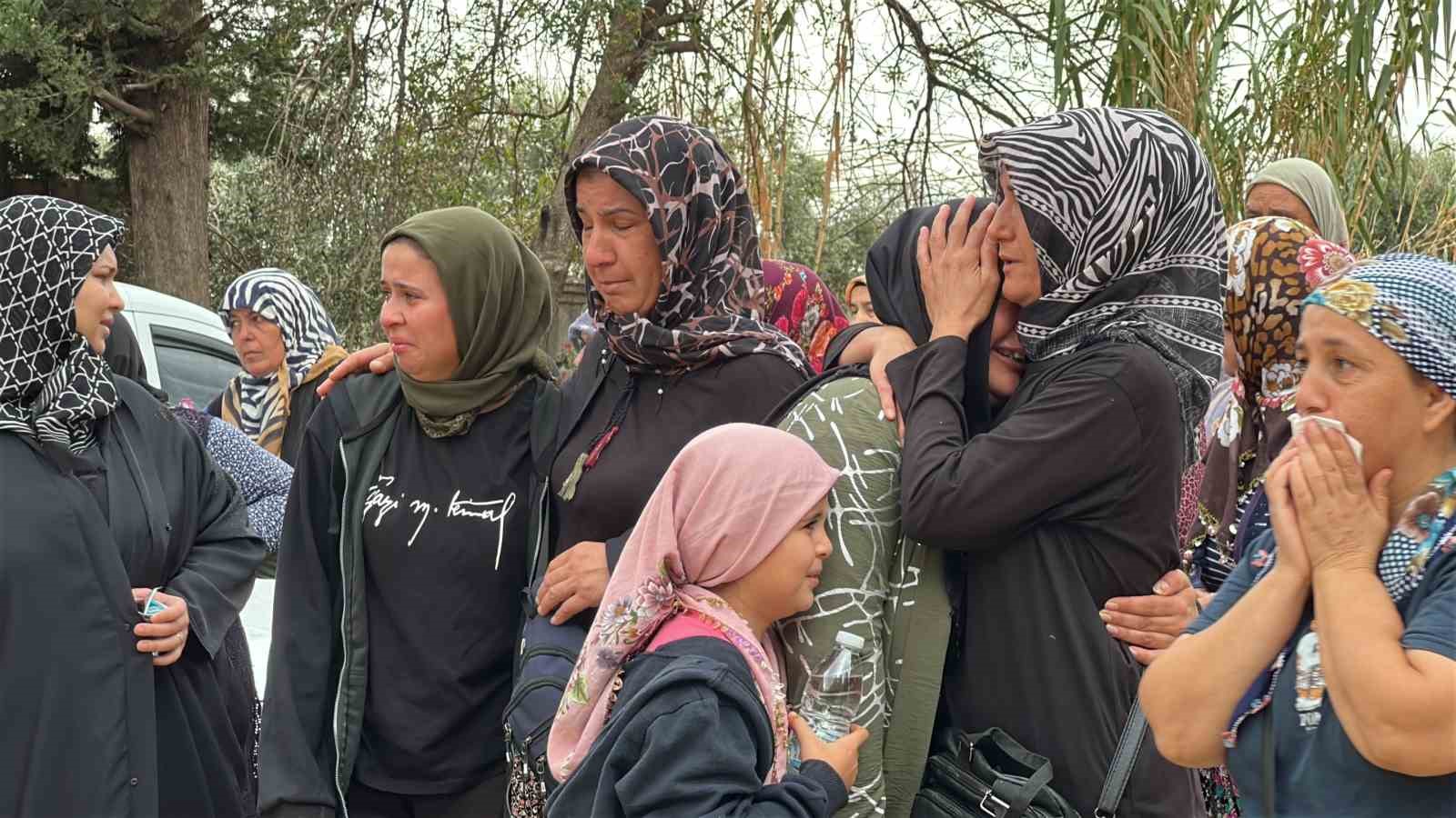 Antalya aile faciasında hayatını kaybedenler yan yana defnedildi, cenazede gözyaşları sel oldu