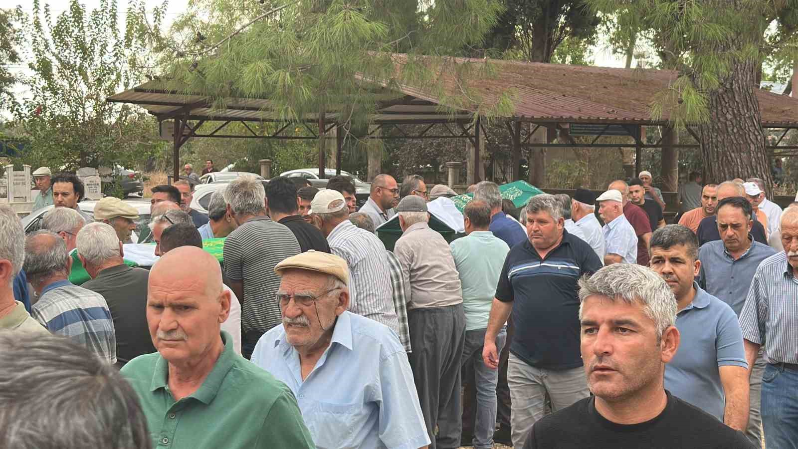 Antalya aile faciasında hayatını kaybedenler yan yana defnedildi, cenazede gözyaşları sel oldu