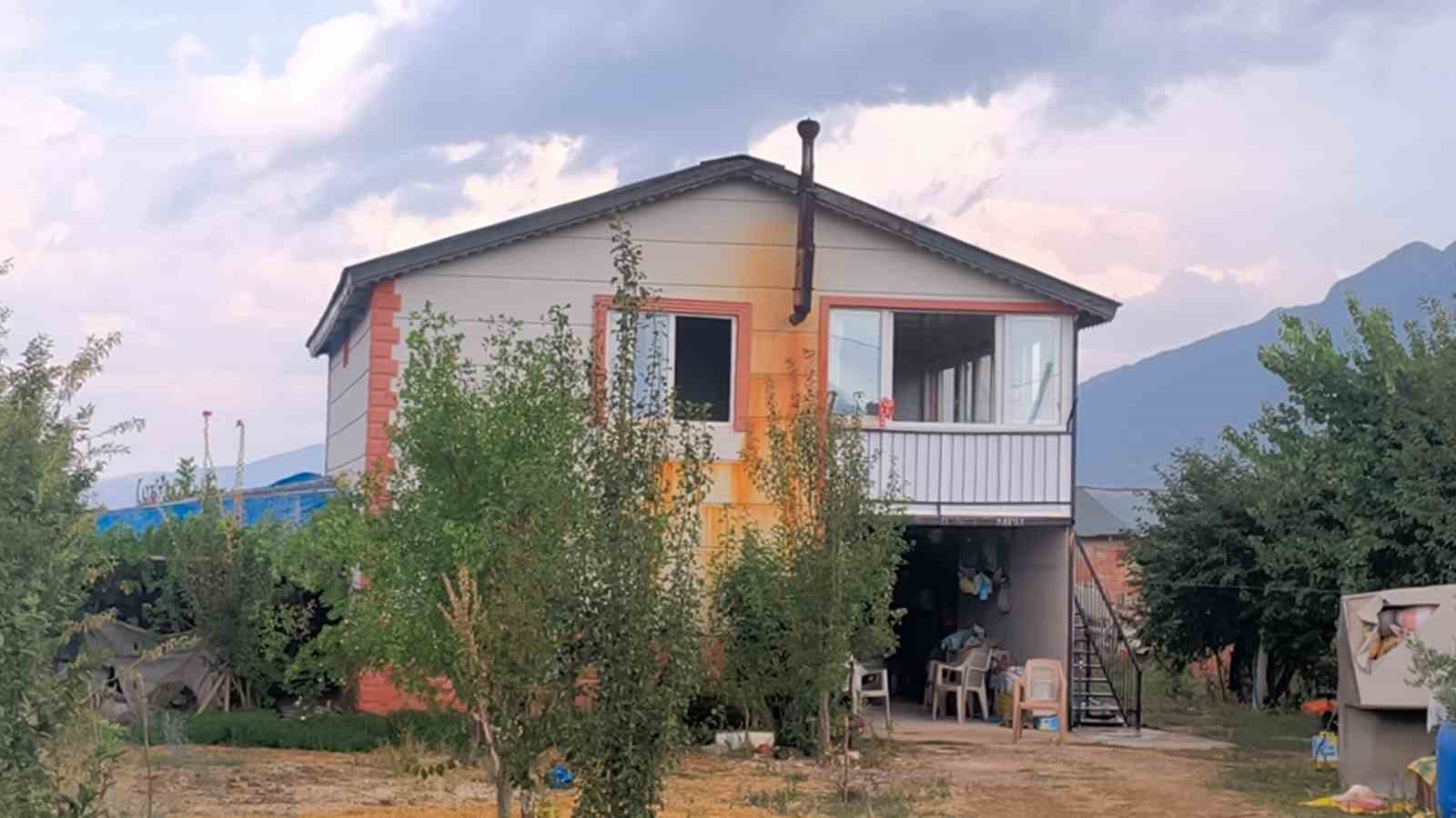 Antalya aile faciasında hayatını kaybedenler yan yana defnedildi, cenazede gözyaşları sel oldu