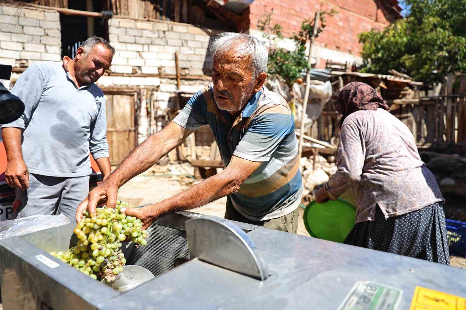 Büyükşehir’den üzüm üreticilerine makine desteği