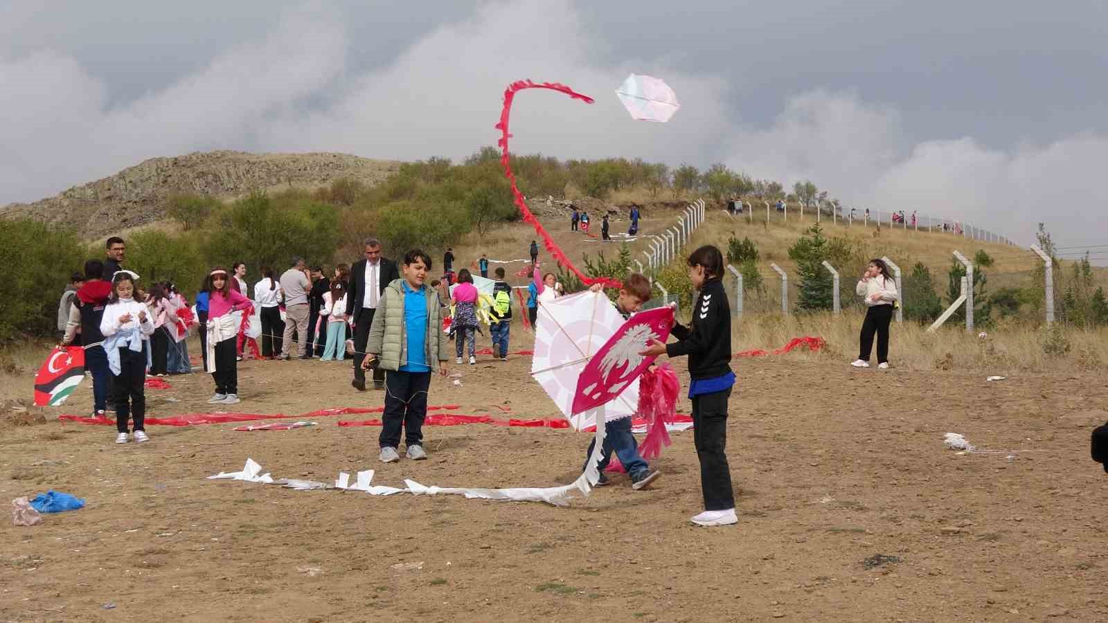 Çocuklar uçurtmalarını umuda doğru uçurdu