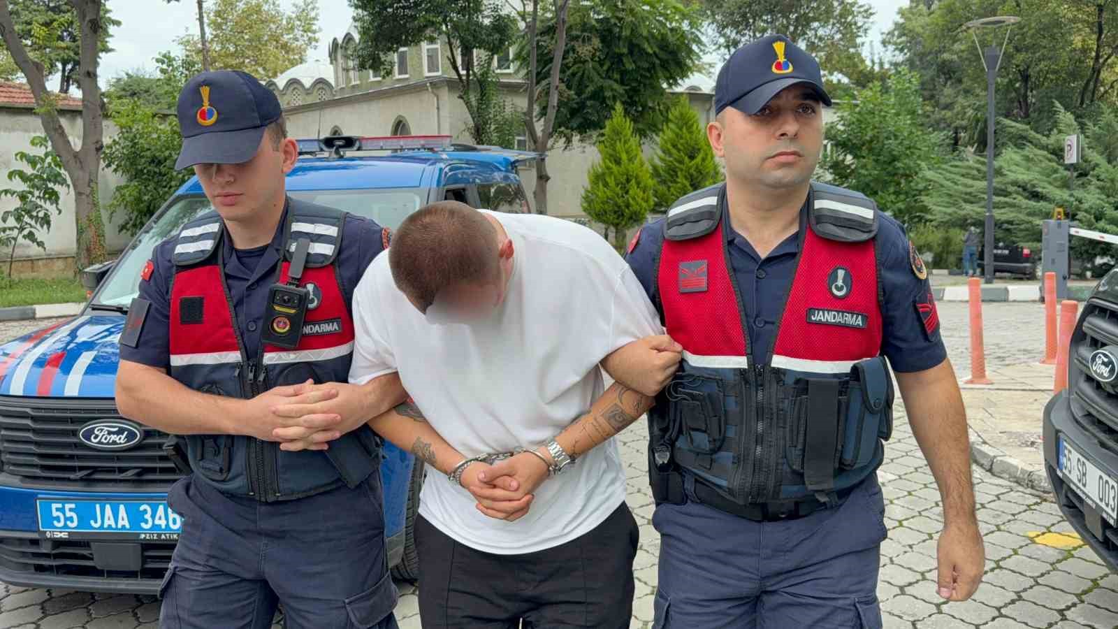 Jandarma motosiklet çantasında 7 bin 999 sentetik ecza hap ele geçirdi