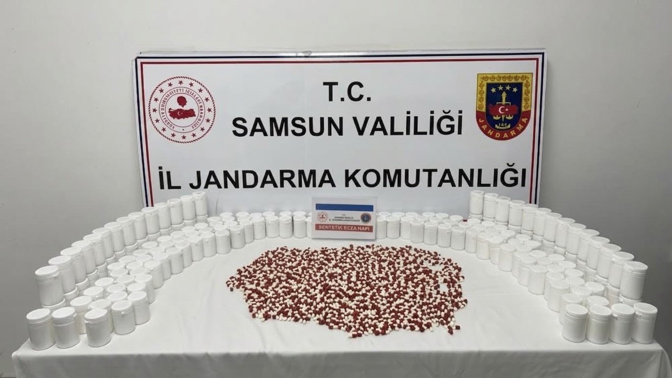 Jandarma motosiklet çantasında 7 bin 999 sentetik ecza hap ele geçirdi