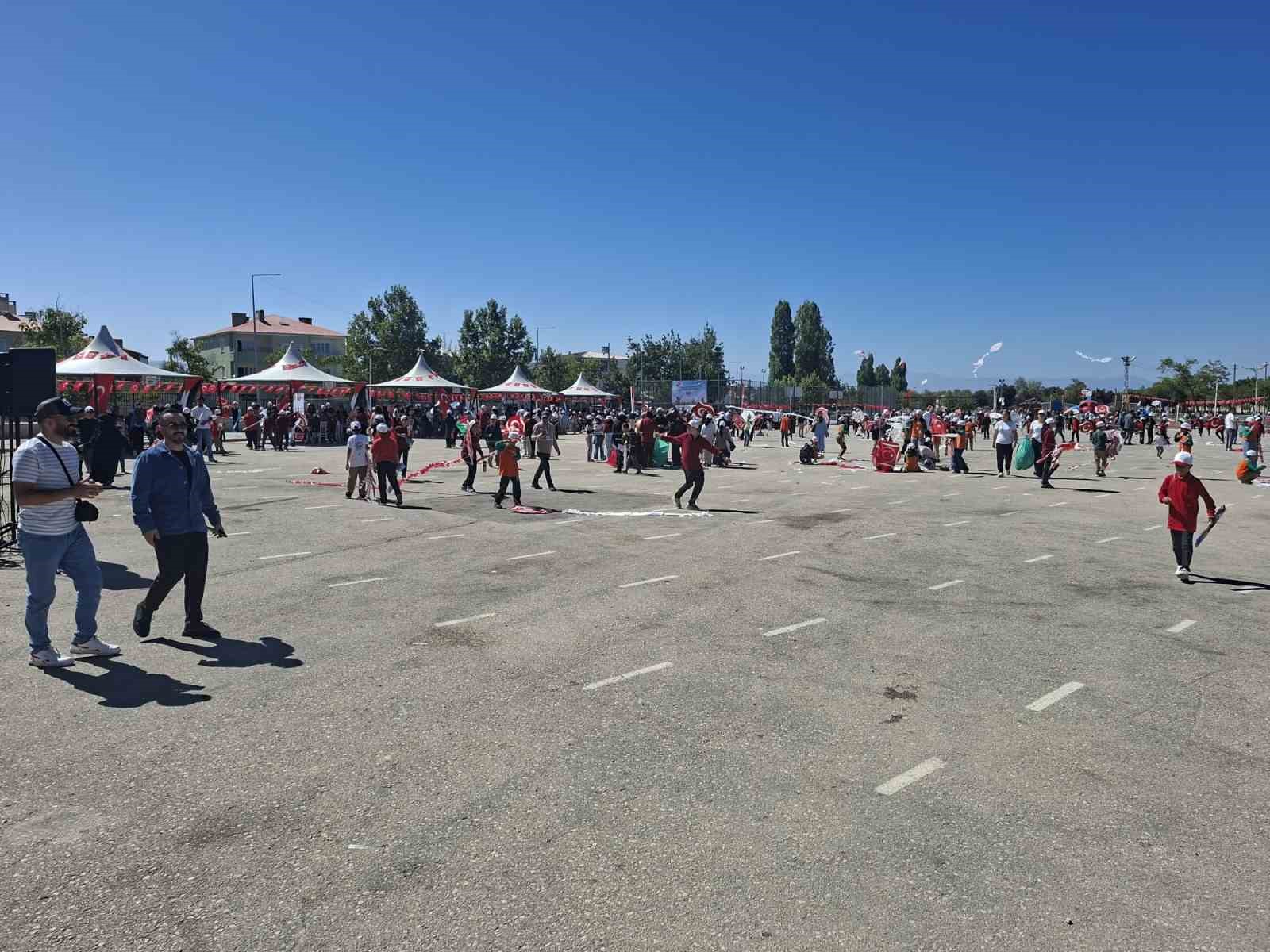 Gazzeli çocuklar için uçurtmalar gökyüzüyle buluştu