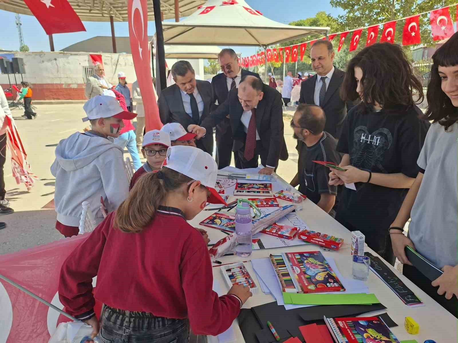 Gazzeli çocuklar için uçurtmalar gökyüzüyle buluştu