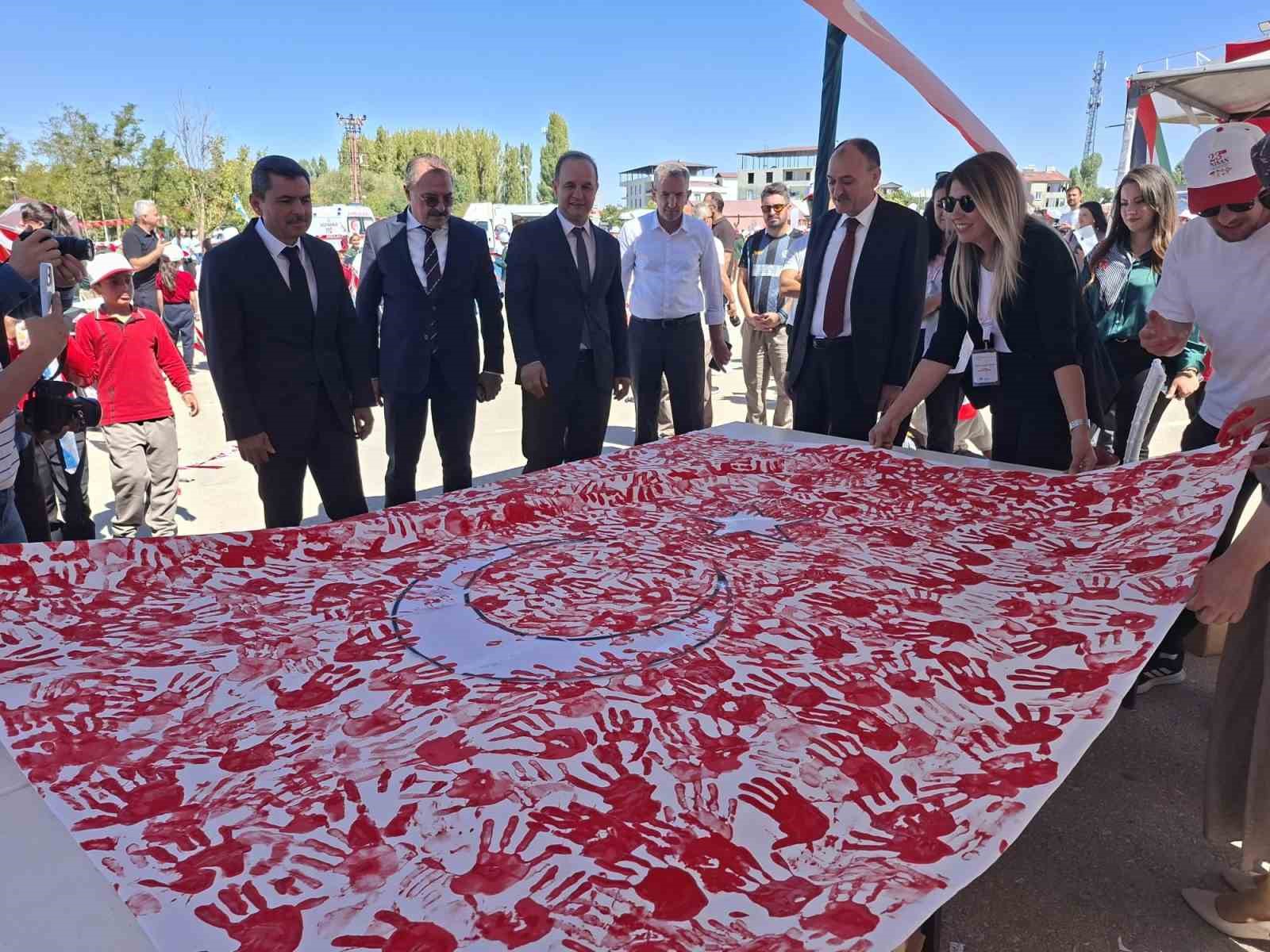 Gazzeli çocuklar için uçurtmalar gökyüzüyle buluştu