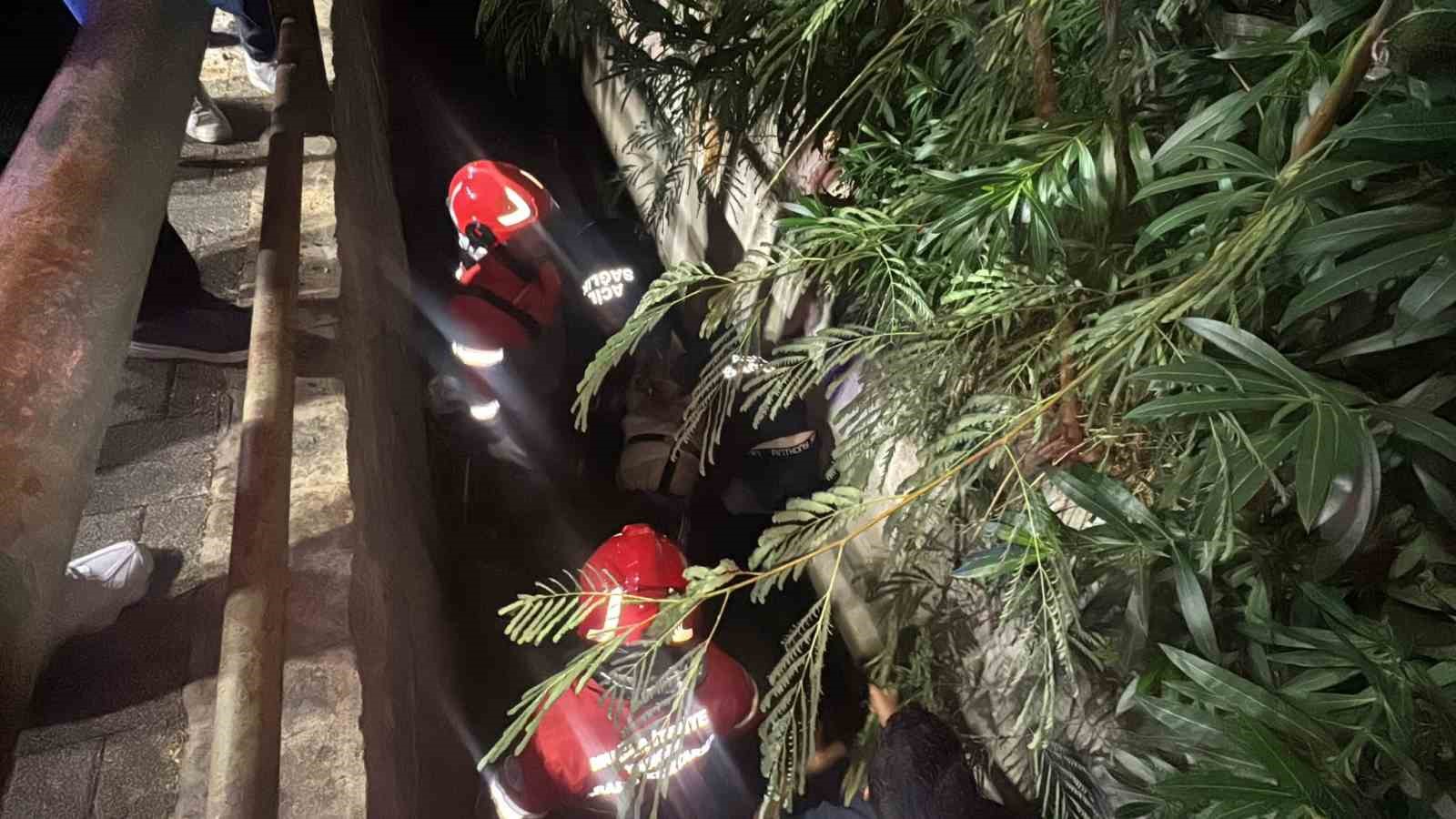 Dereden itfaiye ekiplerince çıkarılıp hastaneye kaldırılan şahsın kimliği araştırılıyor