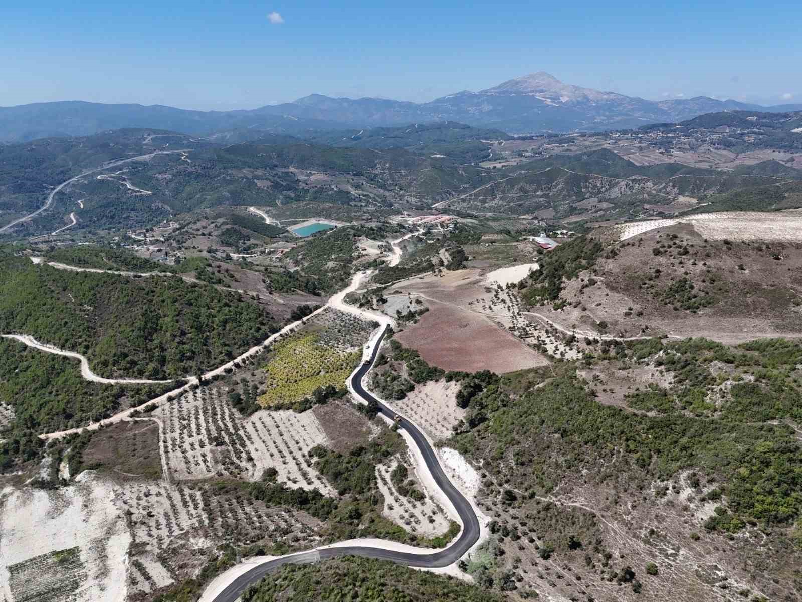 HBB, Yayladağı’nda 3 mahalleyi birbirine bağlayan yolda beton asfalt çalışmasına başladı
