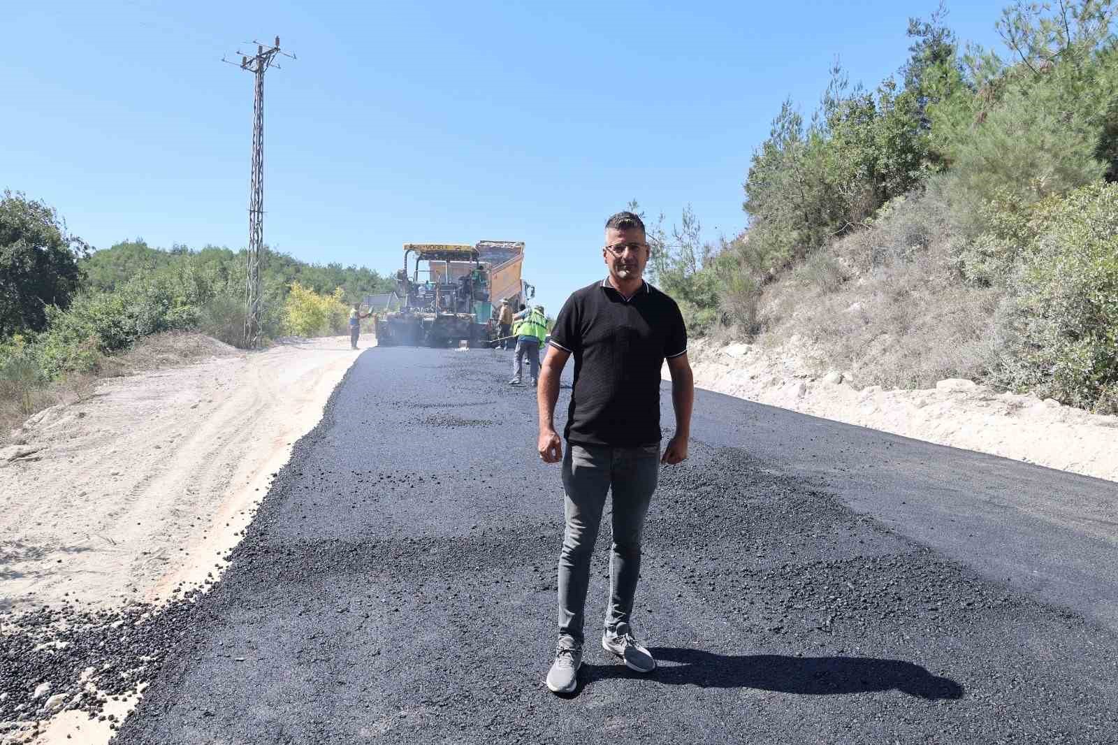 HBB, Yayladağı’nda 3 mahalleyi birbirine bağlayan yolda beton asfalt çalışmasına başladı