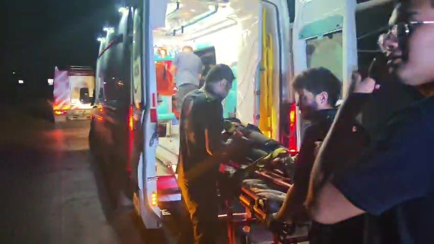 Yağmur suyu tahliye kanalına düşen minibüsteki turist yaralandı