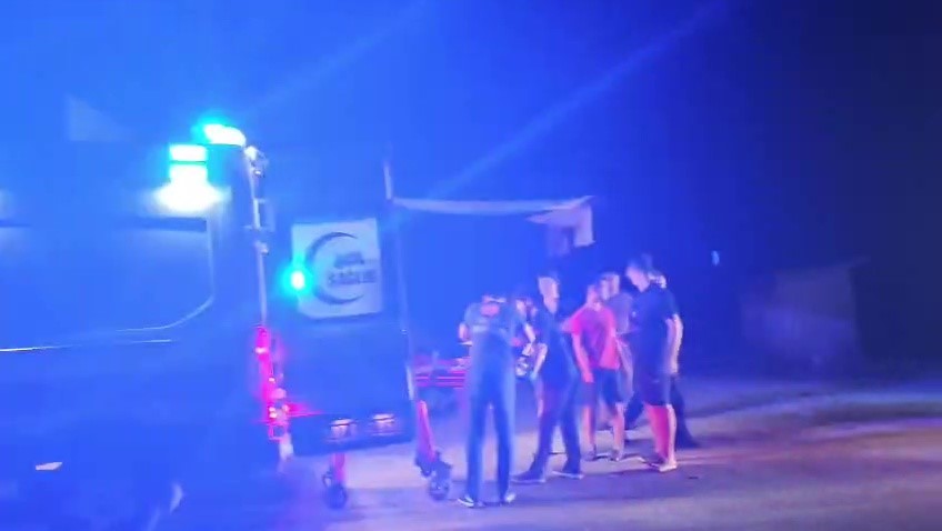 Yağmur suyu tahliye kanalına düşen minibüsteki turist yaralandı