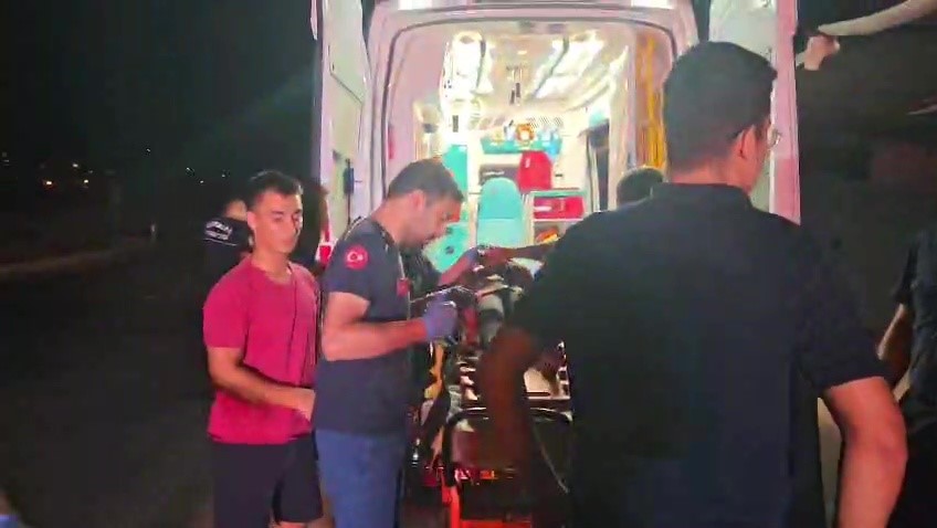Yağmur suyu tahliye kanalına düşen minibüsteki turist yaralandı