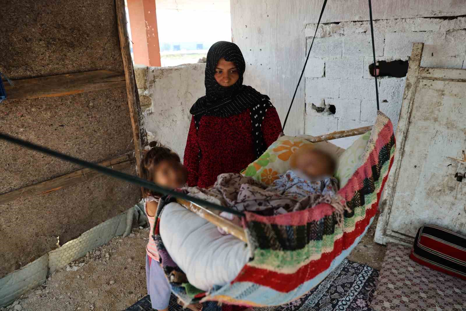 Ev alma hayaliyle kandırıldı, 5 çocuğuyla ahırda yaşamaya başladı