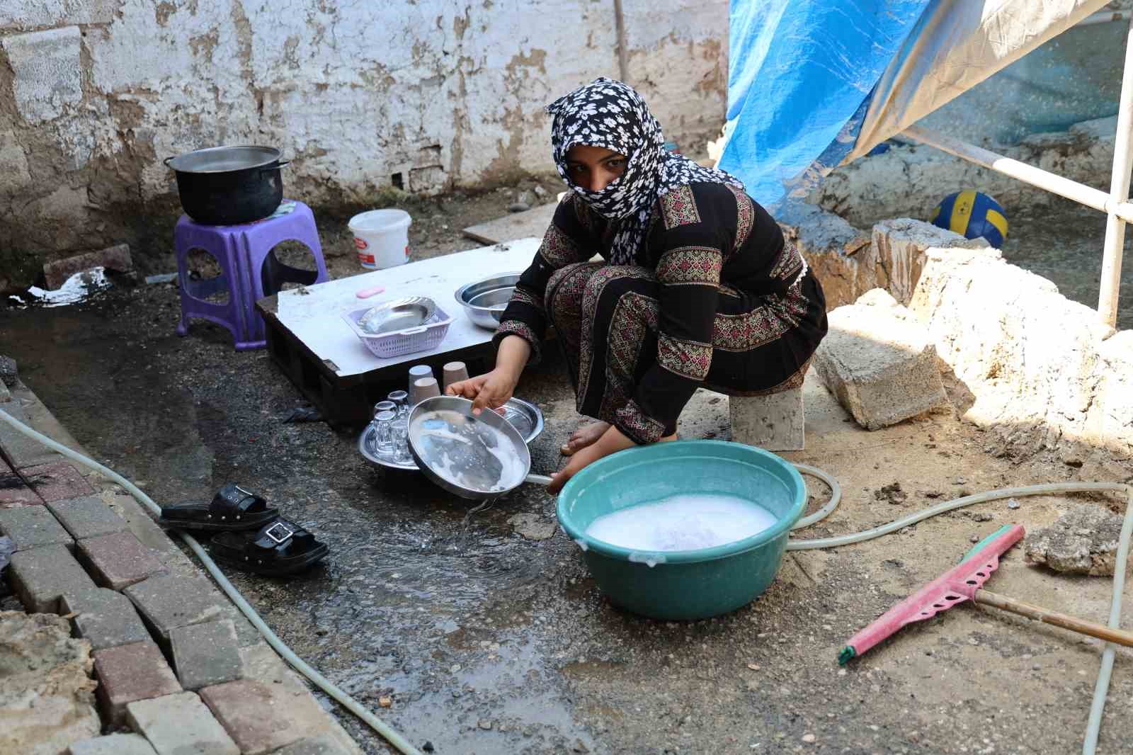 Ev alma hayaliyle kandırıldı, 5 çocuğuyla ahırda yaşamaya başladı