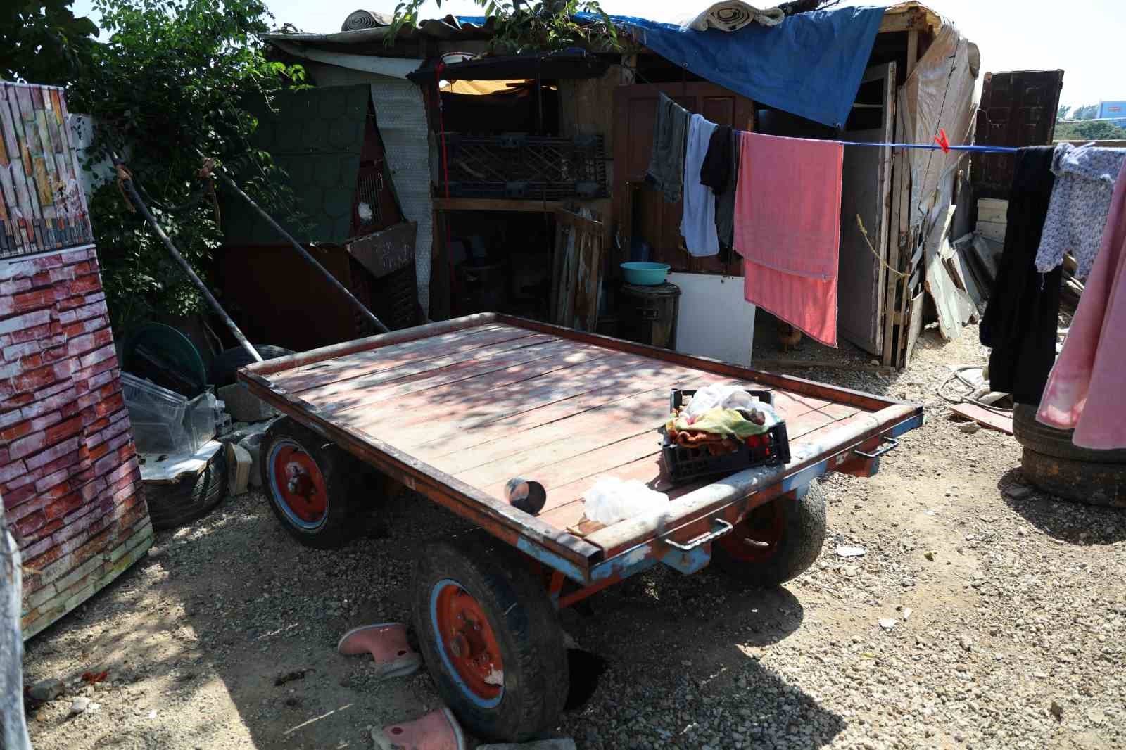 Ev alma hayaliyle kandırıldı, 5 çocuğuyla ahırda yaşamaya başladı