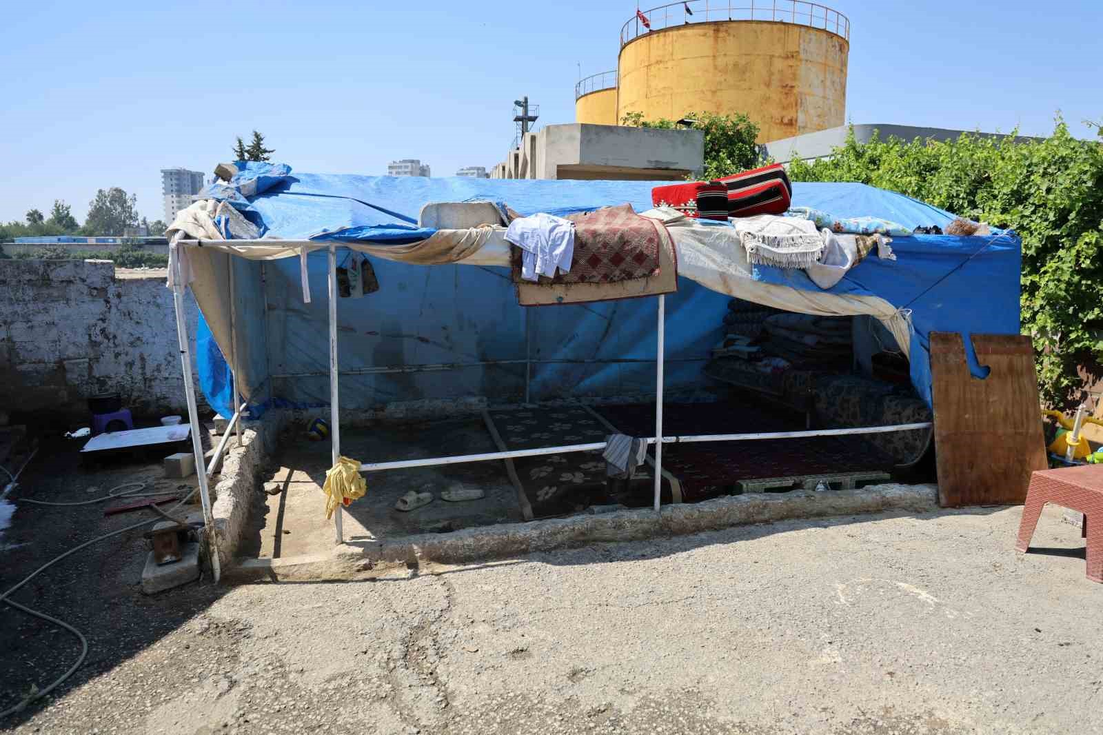 Ev alma hayaliyle kandırıldı, 5 çocuğuyla ahırda yaşamaya başladı