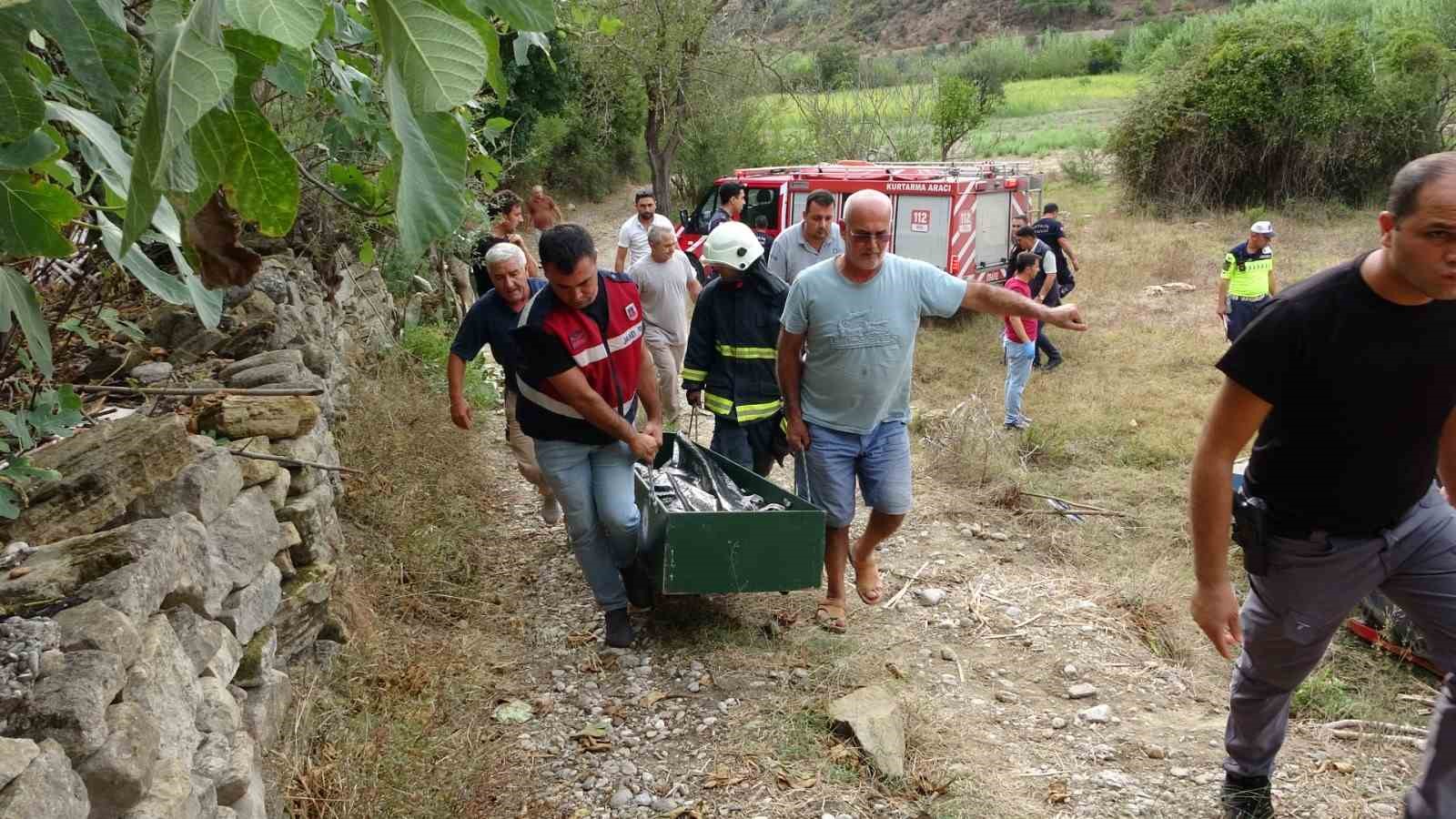 Devrilen traktörün altında kalan edebiyat öğretmeni hayatını kaybetti