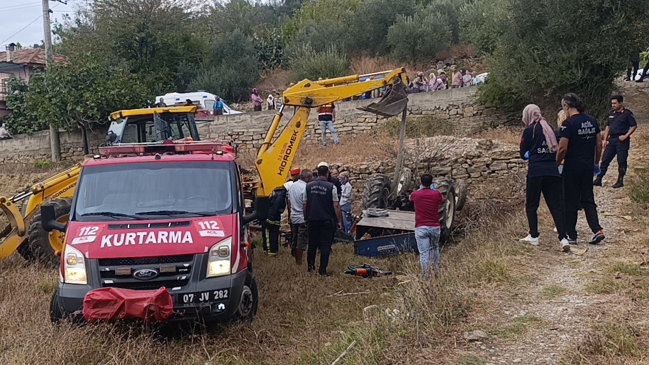 Devrilen traktörün altında kalan edebiyat öğretmeni hayatını kaybetti
