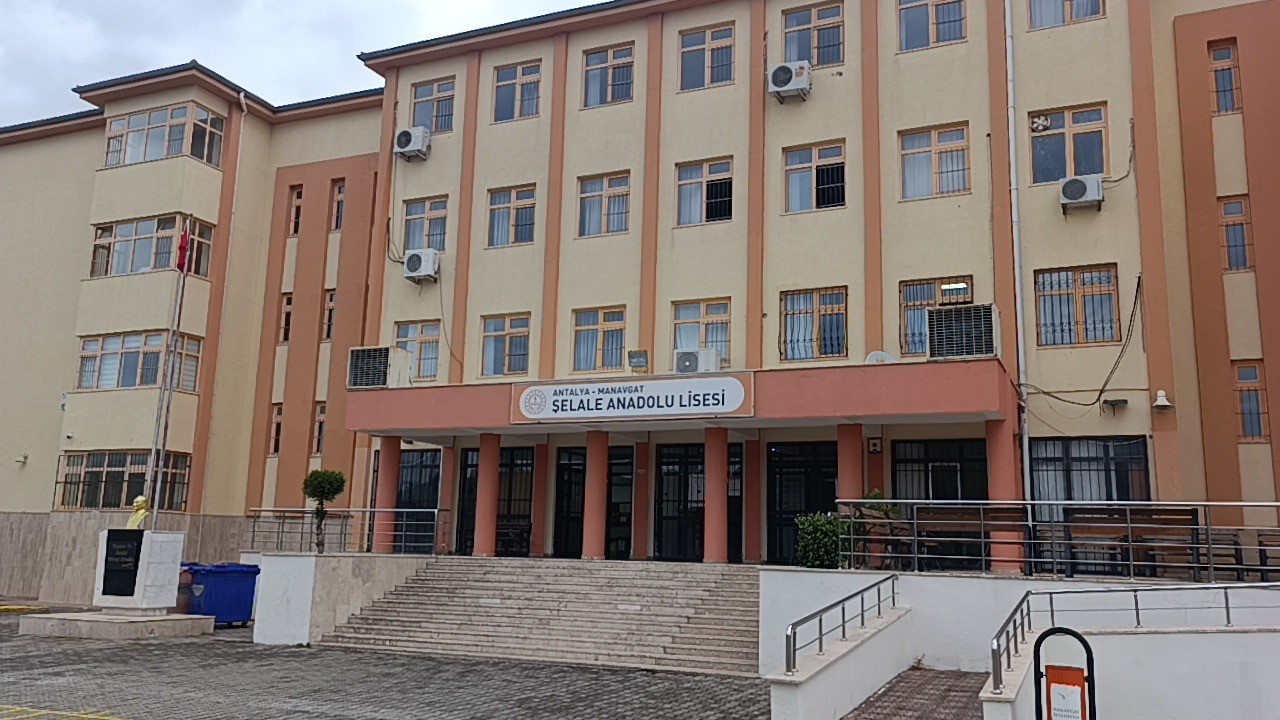 Devrilen traktörün altında kalan edebiyat öğretmeni hayatını kaybetti