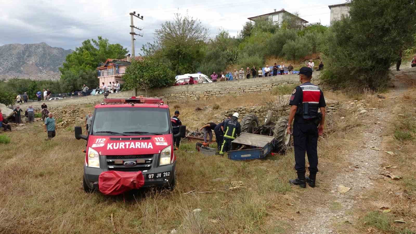 Devrilen traktörün altında kalan edebiyat öğretmeni hayatını kaybetti