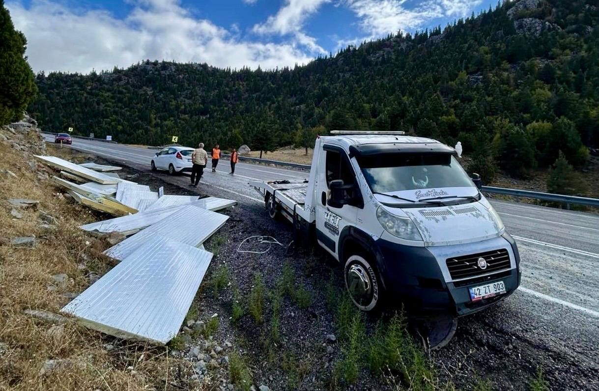 Antalya’da iki ayrı trafik kazasında 2 kişi yaralandı