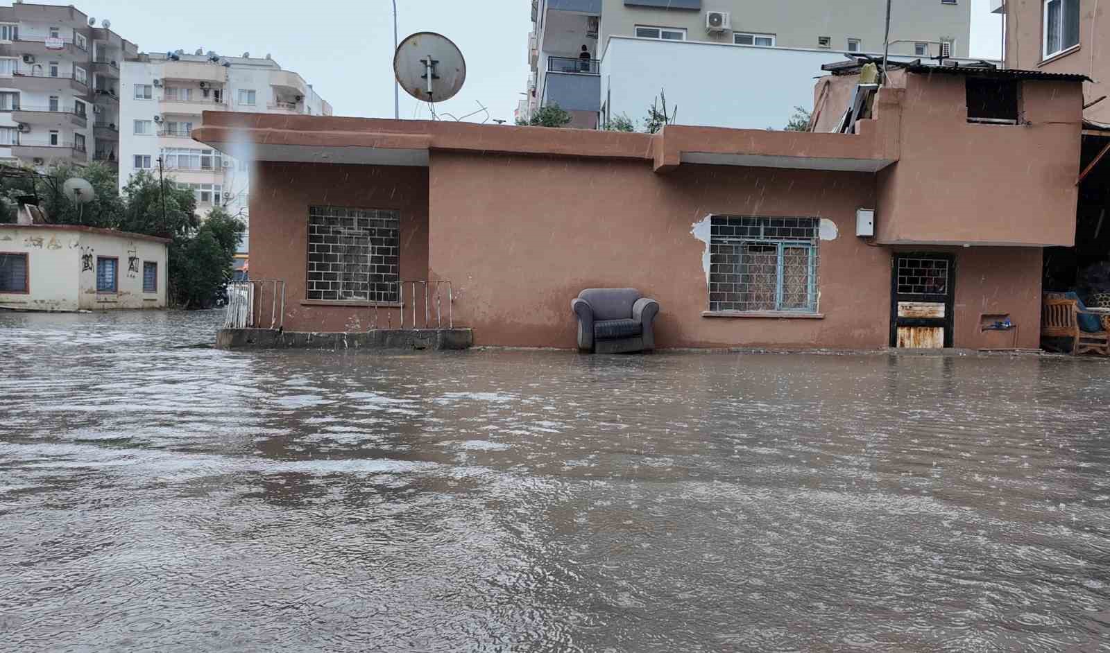 Mersin’de sağanak: Su taşkınları yaşandı