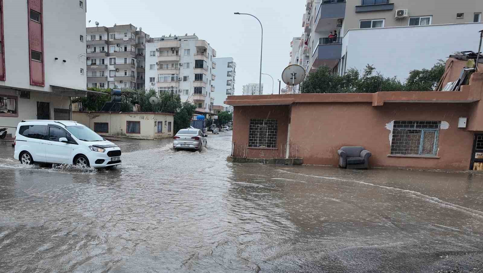 Mersin’de sağanak: Su taşkınları yaşandı