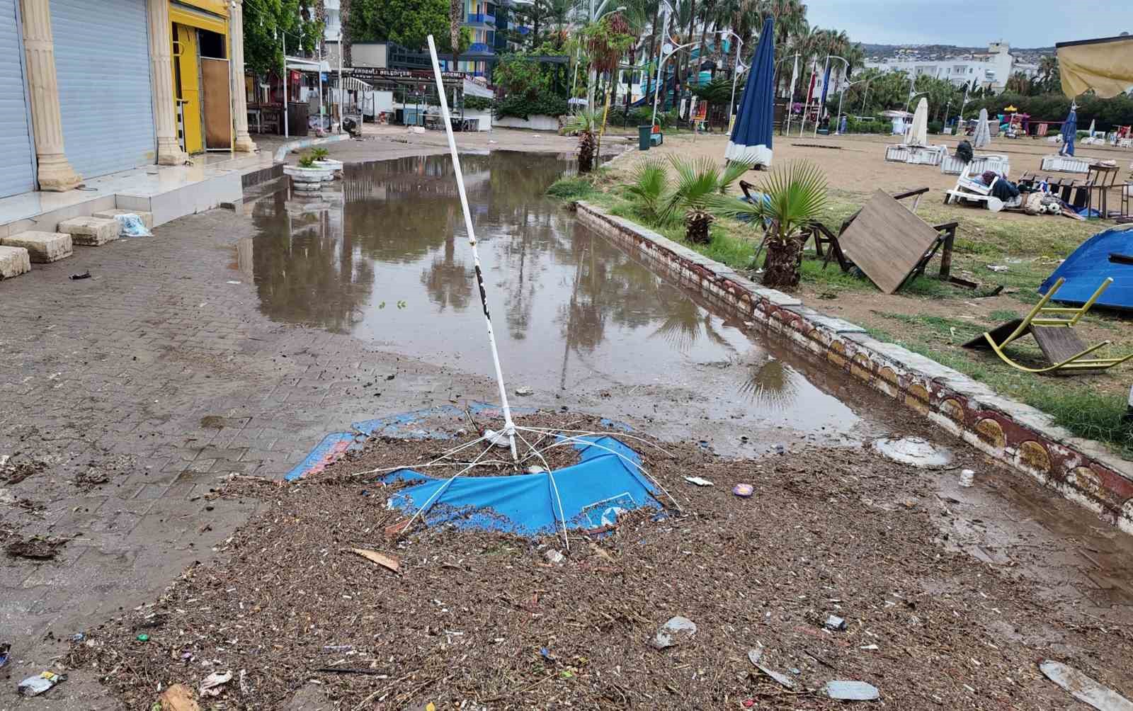 Mersin’de sağanak: Su taşkınları yaşandı