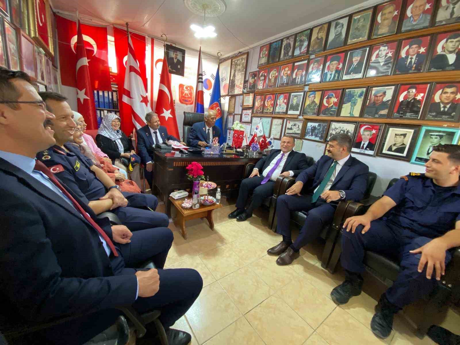 Ayvalık’ta Kaymakam Cimşit’ten gazilere nazik ziyaret