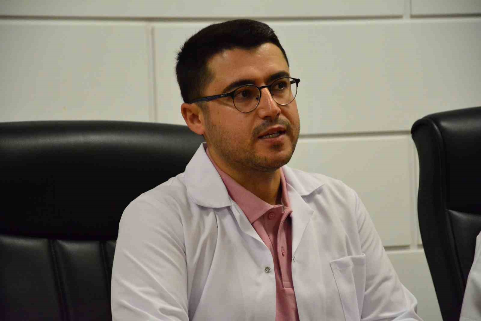 Vatandaşın boğazından çıkan canlı sülük doktorları bile şaşırttı: "İlk defa gördüm"