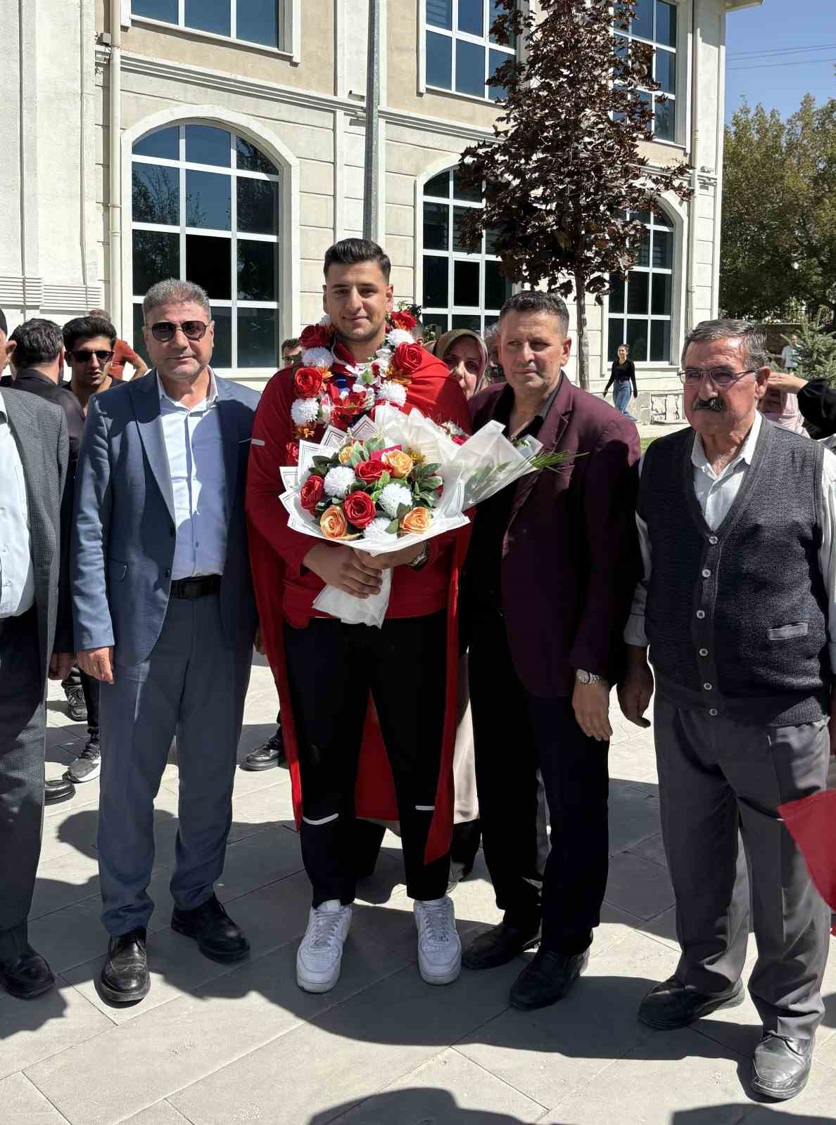 Dünya şampiyonu Furkan Bilici davul zurnayla karşılandı