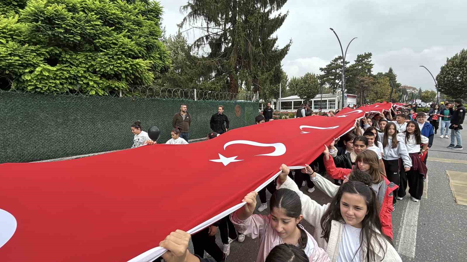 Bolu’da binlerce öğrenci Gazzeli çocuklar için yürüdü: Gökyüzüne umut uçurdular