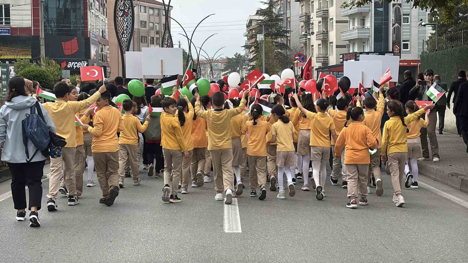Bolu’da binlerce öğrenci Gazzeli çocuklar için yürüdü: Gökyüzüne umut uçurdular