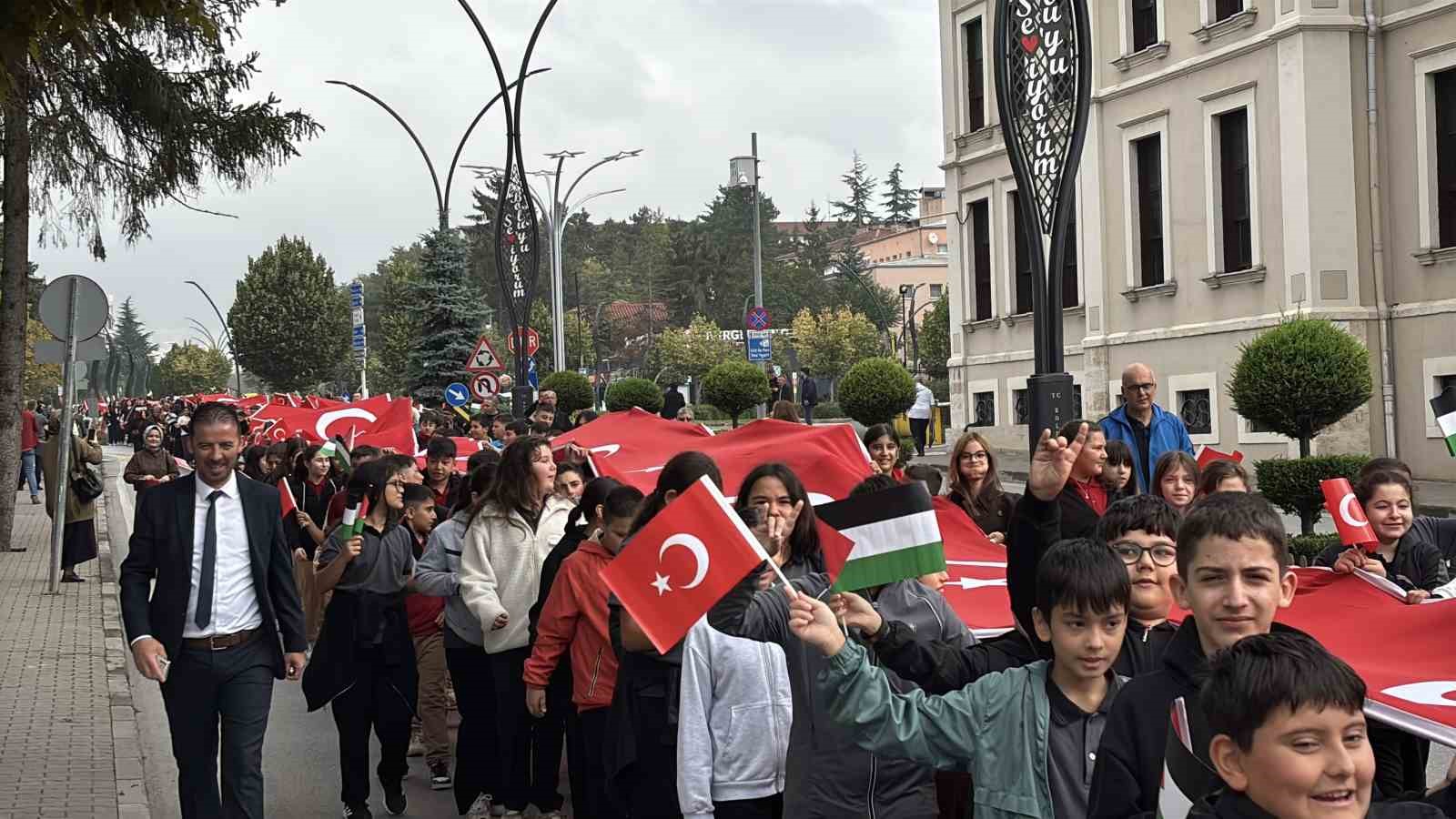 Bolu’da binlerce öğrenci Gazzeli çocuklar için yürüdü: Gökyüzüne umut uçurdular