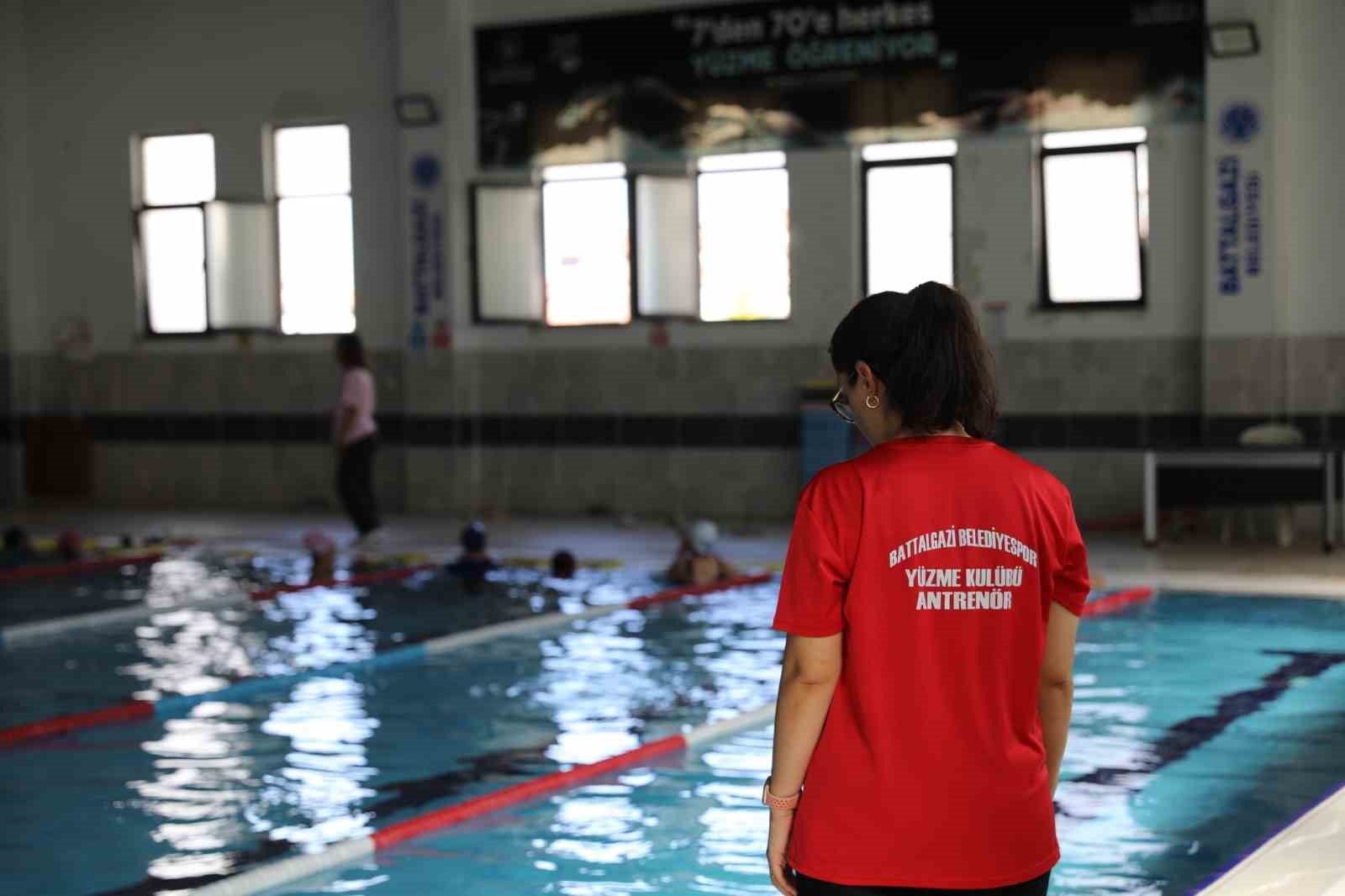 Battalgazi’de 3 ayda yaklaşık 5 bin kişiye yüzme eğitimi