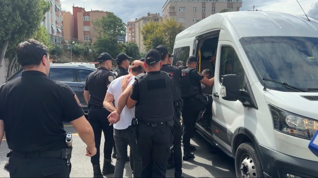 Fatih’te 2 kişinin hayatını kaybettiği silahlı kavgaya ilişkin gözaltına alınan 12 şüpheli adliyeye sevk edildi