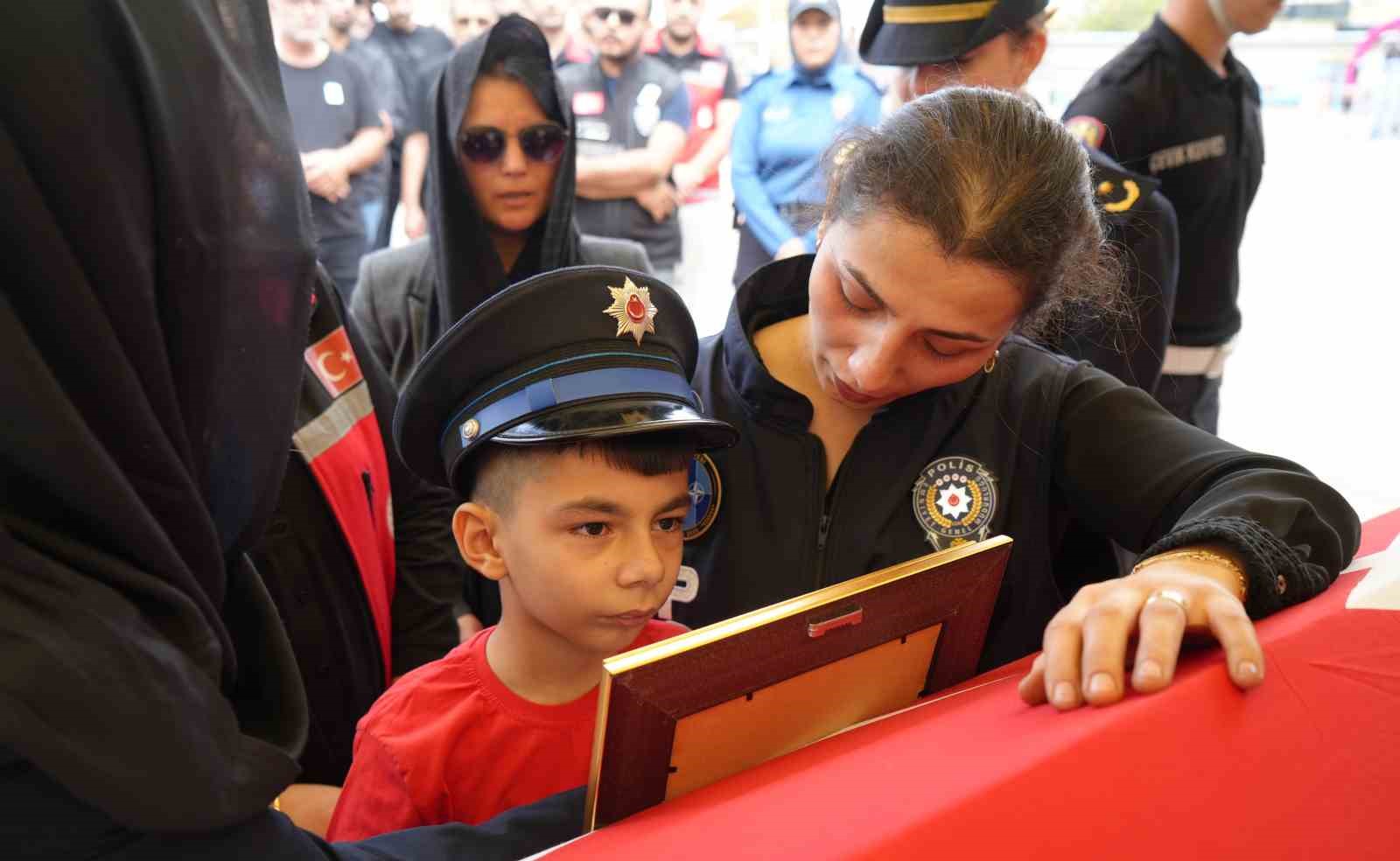 Şehidin eşi ve çocuğundan yürek yakan veda: Babaya son sarılış