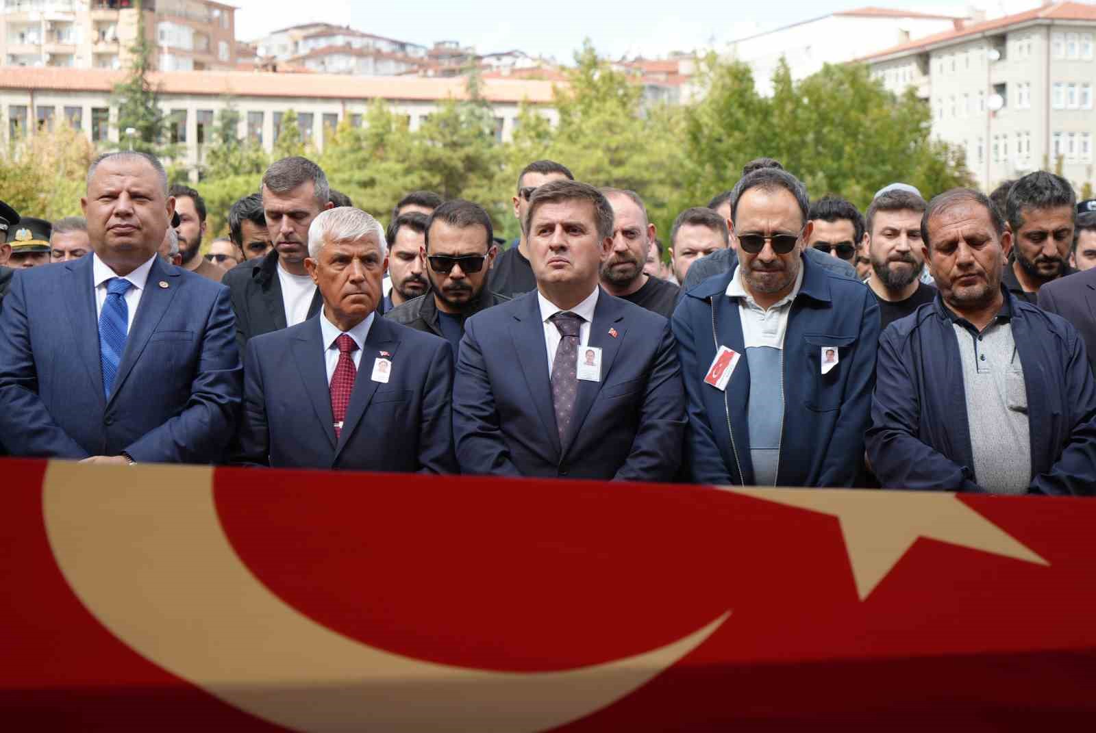 Şehidin eşi ve çocuğundan yürek yakan veda: Babaya son sarılış