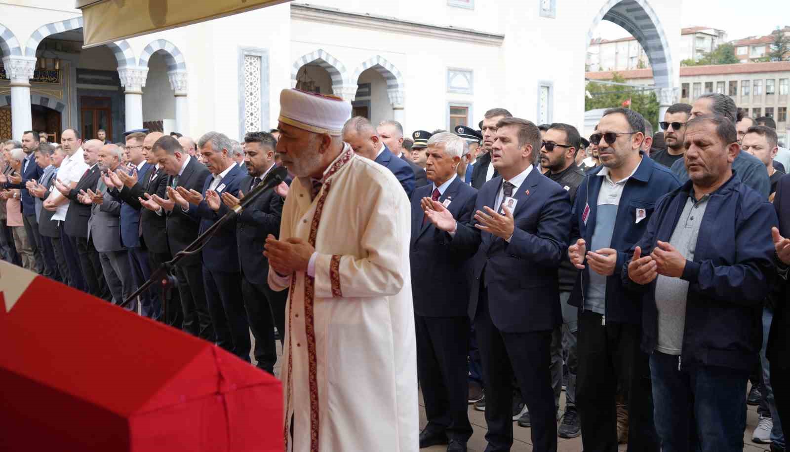 Şehidin eşi ve çocuğundan yürek yakan veda: Babaya son sarılış
