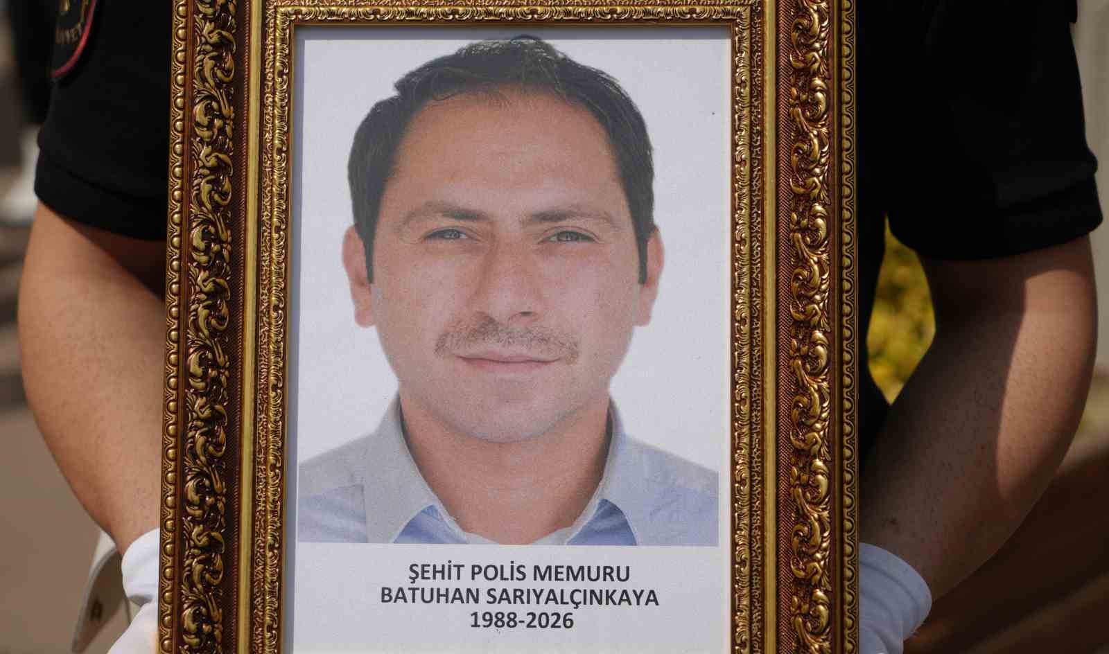 Şehidin eşi ve çocuğundan yürek yakan veda: Babaya son sarılış